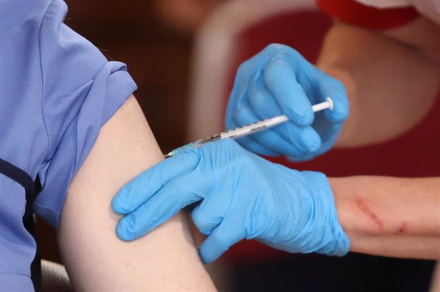 09 December 2020, Northern Ireland, Belfast: A Care home staffer receives the Pfizer/BioNtech Coronavirus (covid-19) vaccine at Bradley Manor residential care home in Belfast. Photo: Liam Mcburney/PA Wire/dpa