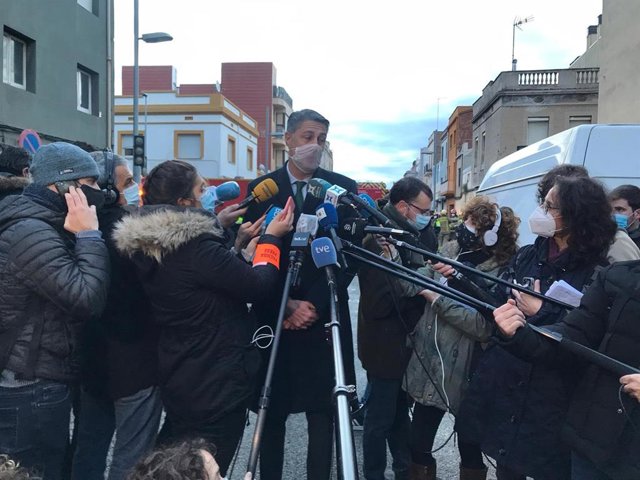 L'alcalde de Badalona (Barcelona), Xavier García Albiol, en unes declaracions davant la nau incendiada, 10 de desembre del 2020.