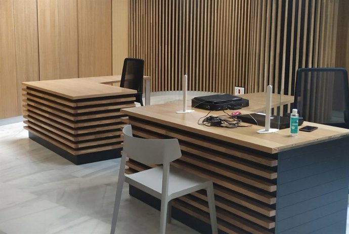 Mesa de trabajo con mampara protectora y gel