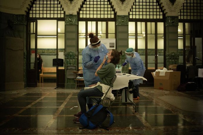 Personal sanitario realiza test rápido de antígenos a profesionales de canto y música en el Conservatorio Municipal de Música, en Barcelona, Catalunya (España), a 11 de noviembre de 2020. 