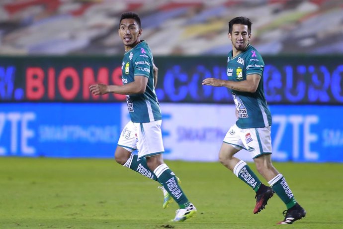 Angel Mena (L) of Leon celebrates his goal against Mazatlan FC during their Mexican Liga MX Apertura tournament football match in Leon, Guanajuato state, Mexico on October 2, 2020, amid the Covid-19 novel coronavirus pandemic. (Photo by VICTOR CRUZ / AF
