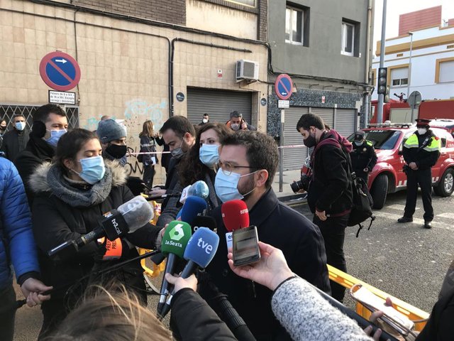 El vicepresident de la Generalitat, Pere Aragonès, a la zona de l'incendi d'una nau a Badalona