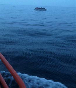 Imagen de archivo de una patera con inmigrantes en el Estrecho