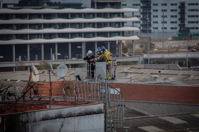 Bomberos en las inmediaciones de la okupada en el barrio de Gorg tras haberse incendiado esta noche en Badalona, Barcelona, Catalunya (España), a 10 de diciembre de 2020. Un incendio la pasada noche en una nave okupada y abandonada de la localidad barce
