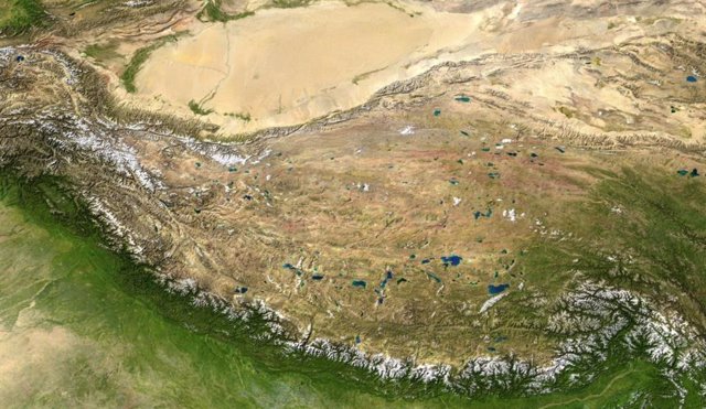 La meseta tibetana,entre la cordillera del Himalaya (al sur) y el desierto de Taklamakán (al norte).