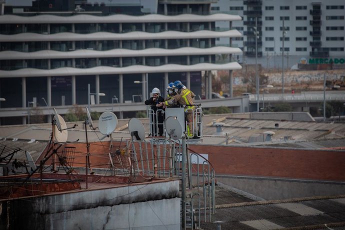 Els Bombers a la nau abandonada que s'ha incendiat a Badalona, Barcelona, Catalunya (Espanya), 10 de desembre del 2020.