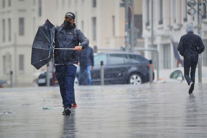 Transeúntes pasean por el centro de la capital en una jornada marcada por las lluvias y la bajada de temperaturas, en Madrid, (España), a 2 de octubre de 2020. Esto se debe a la llegada de la borrasca atlántica Alex que se profundiza desde ayer de forma