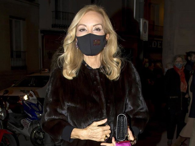 Carmen Lomana, con un elegante y sofisticado look para asistir al ballet