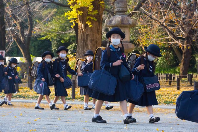 Un grupo de estudiantes con mascarilla en Tokio