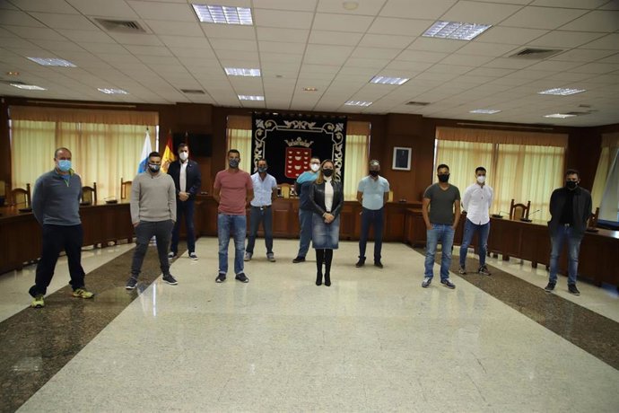 El Cabildo de Lanzarote homenajea a los vecinos de Órzola que salvaron la vida a migrantes que volcaron en la costa