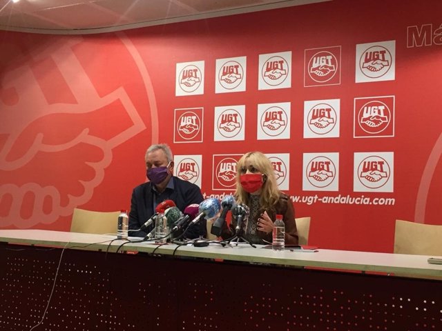 La secretaria general de UGT Andalucía, Carmen Castilla, junto a su homólogo en Málaga, Ramón Sánchez-Garrido, en rueda de prensa