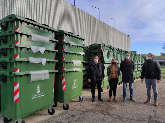 La alcaldesa de Alcalá de Guadaíra, Ana Isabel Jiménez, acompañada del delegado municipal de Servicios Urbanos, José Antonio Montero, han comprobado este material en el que se ha invertido un total de 62.617,50 euros.