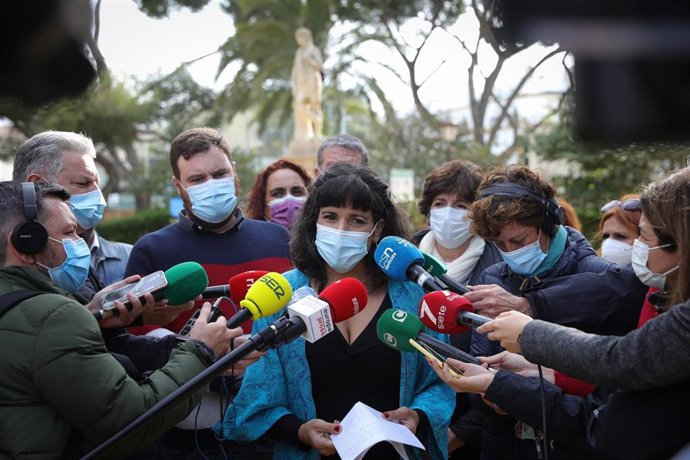 Teresa Rodríguez atiende a la prensa en Cádiz (Foto de archivo).