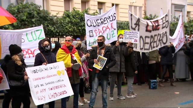 Vecinos de la Cañada protestan ante la Consejería de Vivienda por los cortes de luz