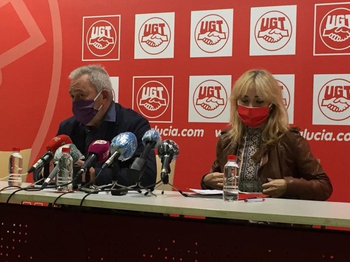 Carmen Castilla, secretaria general de UGT Andalucía, junto a su homólogo en Málaga, Ramón Sánchez-Garrido, en rueda de prensa