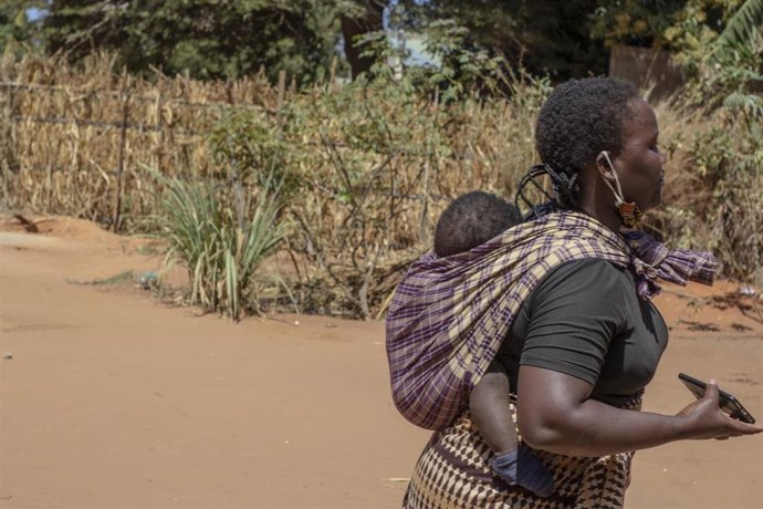 Una mujer desplazada y su hijo en Cabo Delgado