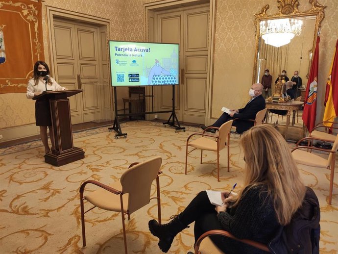 María Victoria Bermejo presenta la iniciativa de compra de libros en librerías de Salamanca.