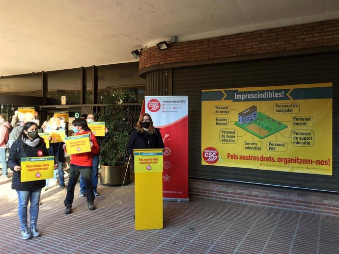 Rueda de prensa de la Intersindical-CSC ante la Conselleria de Educación, en Barcelona