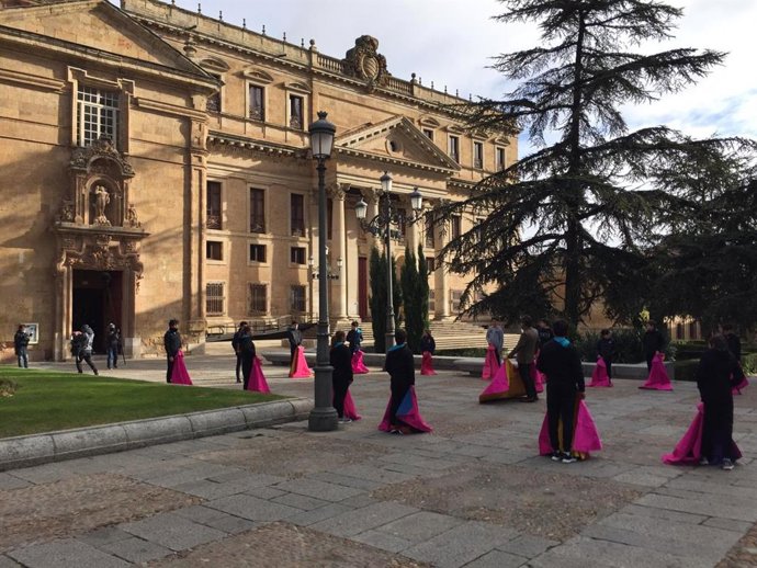 Exhibición de alumnos de la escuela de tauromaquia para el reportaje en la Plaza de Anaya de Salamanca.