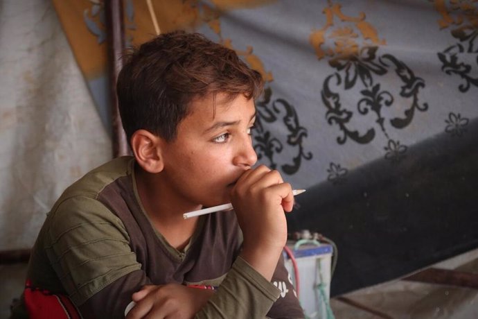 Ameen, un niño de doce años que estudia y trabaja en un campamento en el norte de Siria