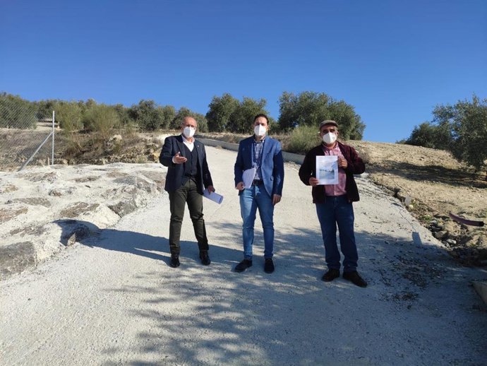 El delegado de Infraestructuras Rurales de la Diputación de Córdoba, Manuel Olmo (centro), en su visita a Jauja.