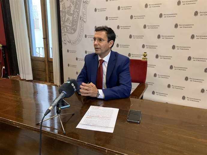 El portavoz del PSOE en el Ayuntamiento de Granada, Francisco Cuenca, en rueda de prensa