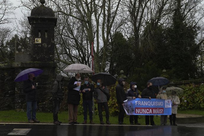 Varias personas se concentran con una pancarta en la que puede leerse 'Franquismo nunca máis' en el día de la entrega del pazo de Meirás al Estado, en Sada, A Coruña, Galicia, (España), a 10 de diciembre de 2020. La familia Franco devuelve hoy al Estado
