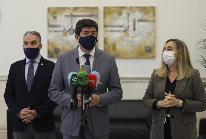 Juan Marín (c); el consejero de la Presidencia, Administración Pública e Interior, Elías Bendodo (i), y la consejera de Fomento, Infraestructura y Ordenación del Territorio, Marifrán Carazo (d), este jueves 