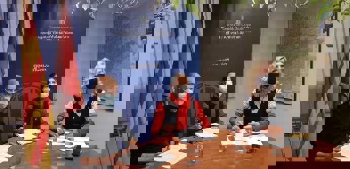 Eduard Sanjurjo y Divina Farreny con la delegada del Govern en el Pirineu i Aran, Rosa Amorós.