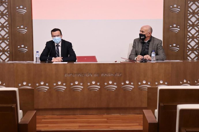 Firma del convenio entre la Diputación de Badajoz y CHG