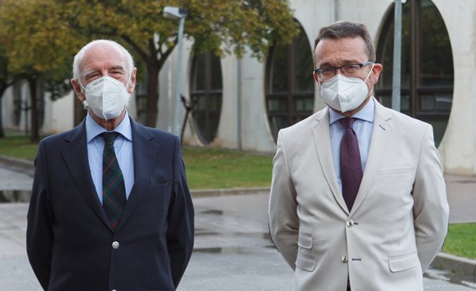 De izda. A dcha. Joaquín Mencos y Alejandro Torres, en la UPNA.