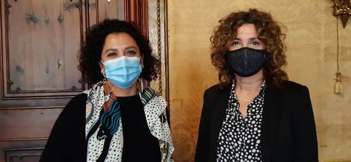 La consellera de Territorio, Marian Antnia Garcías, y la alcaldesa de Porreres, Xisca Mora.