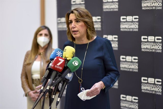 La secretaria general del PSOE-A, Susana Díaz, atiende a los medios en Cádiz, al participar en una reunión con Horeca.