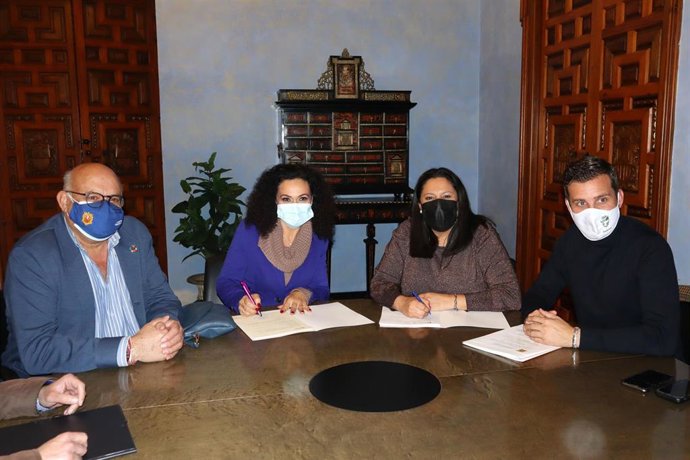 La presidenta del Instituto Provincial de Desarrollo Económico de la Diputación de Córdoba, Dolores Amo (segunda por la dcha.), firma el convenio con la Asociación de Artesanos de La Rambla.