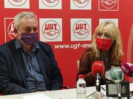 Ramón Sánchez-Garrido, secretario General de UGT Málaga, y Carmen Castilla, secretaria de UGT Andalucía, en rueda de prensa en la sede de Málaga