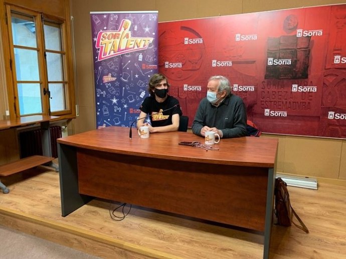 El concejal de Cultura del Ayuntamiento de Soria, Jesús Bárez, (d) y el director de Soria Talent, Iván Manrique (i).
