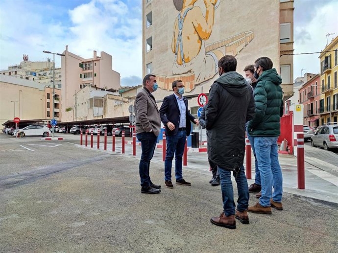 El alcalde de Palma, José Hila, visita el aparcamiento de Comte d'Empúries.