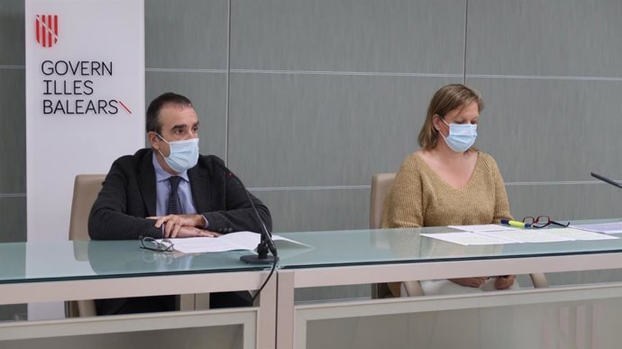 El conseller de Transición Energética y Sectores Productivos, Juan Pedro Yllanes, y la directora general de Innovación, Núria Riera.