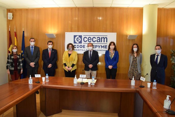 La consejera de Economía, Patricia Franco, y la de Igualdad, Blanca Fernández, en la firma del I Plan de Igualdad de Cecam.