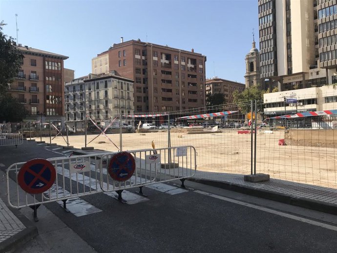 Vallado y señales delante de las obras de la plaza Salamero