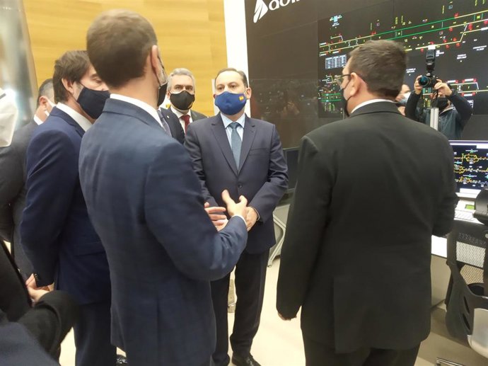 El ministro de Transportes, Movilidad y Agenda Urbana, José Luis Ábalos, durante su visita al Centro de Regulación y Control (CRC) de alta velocidad de León.
