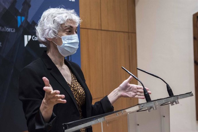 La portavoz de Unidas Podemos en el Consell de Mallorca, Magdalena Gelabert, en una rueda de prensa.