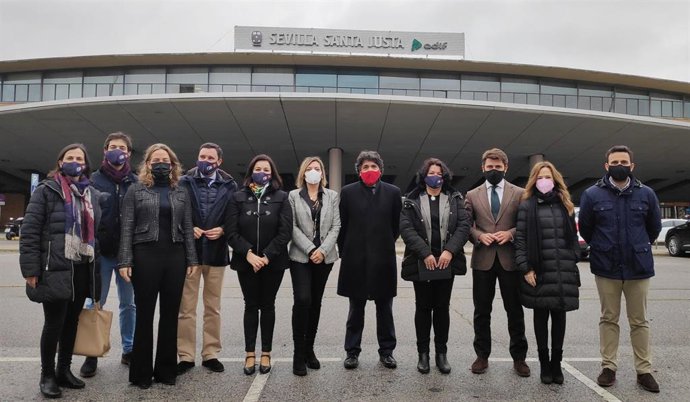 Miembros del PP ante la estación de Santa Justa