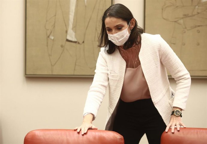 La ministra de Comercio, Reyes Maroto, en la comisión de Industria, Comercio y Turismo en el Congreso de los Diputados.