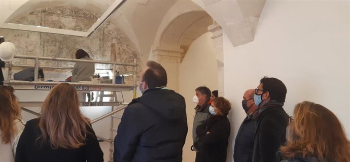 El conseller, Iago Negueruela, visita los trabajos de restauración en el patio de Sa Lluna