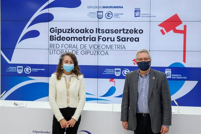 La Concejala De Ecología Del Ayuntamiento De San Sebastián, Marisol Garmendia, Y El Diputado De Medio Ambiente, José Ignacio Asensio, Y