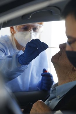 La enfermera Fátima Montero Embil realiza test PCR para la detección del COVID-19 en el "Autocovid" del Hospital Universitario Central de Asturias (HUCA).