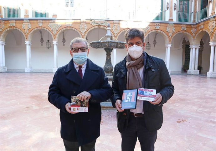El delegado de Cohesión Social, Consumo, Participación Ciudadana y Protección Civil en la Diputación de Córdoba, Rafael Llamas (dcha.), en la presentación libros del Instituto Español de Ciencias Histórico Jurídicas.