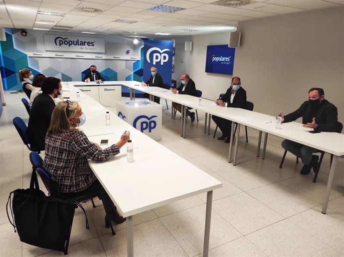 Reunión alcaldes y el presidente del PP de Aragón.