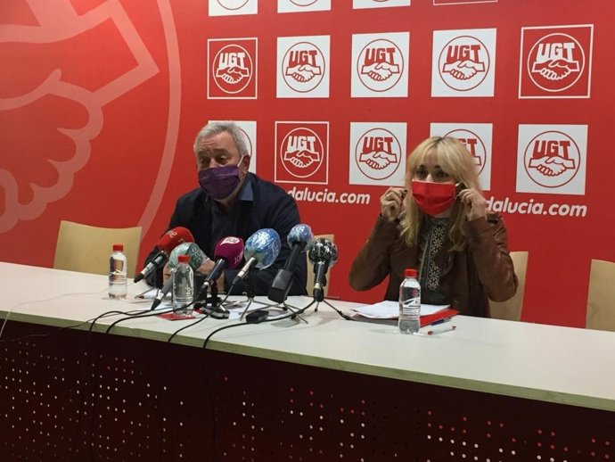 La secretaria general de UGT-A, Carmen Castilla, y su homólogo en Málaga, Ramón Sánchez-Garrido, en rueda de prensa en la sede de Málaga